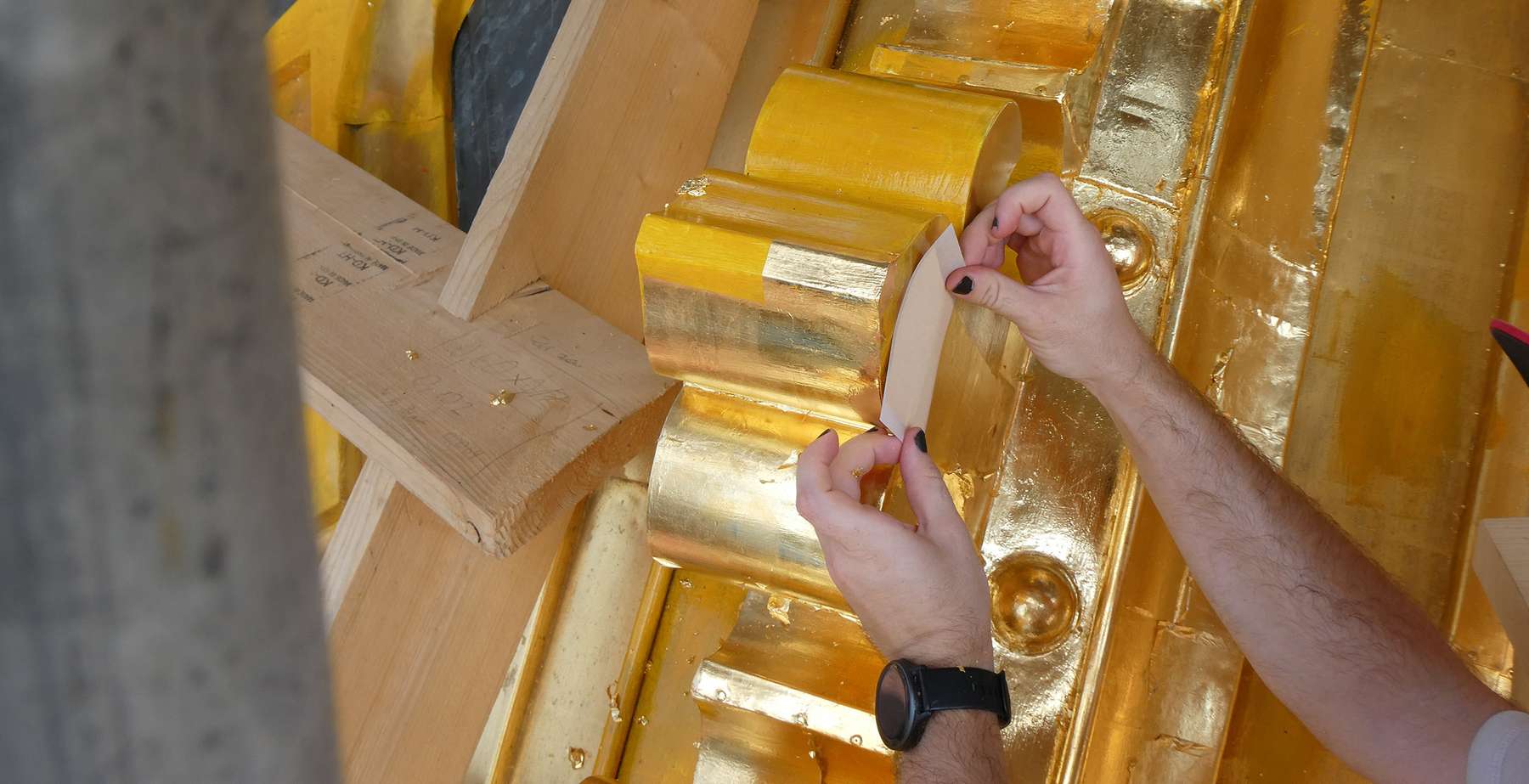 Das Blattgold wird noch an einigen restlichen Stellen aufgetragen. © SBL Schwerin
