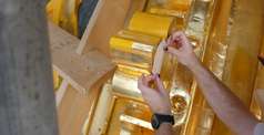 Das Blattgold wird noch an einigen restlichen Stellen aufgetragen. © SBL Schwerin