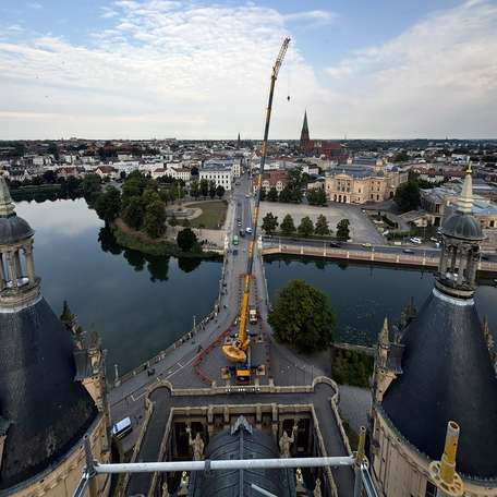 Von der Prunkkuppel auf den Kran geschaut. © SBL Schwerin