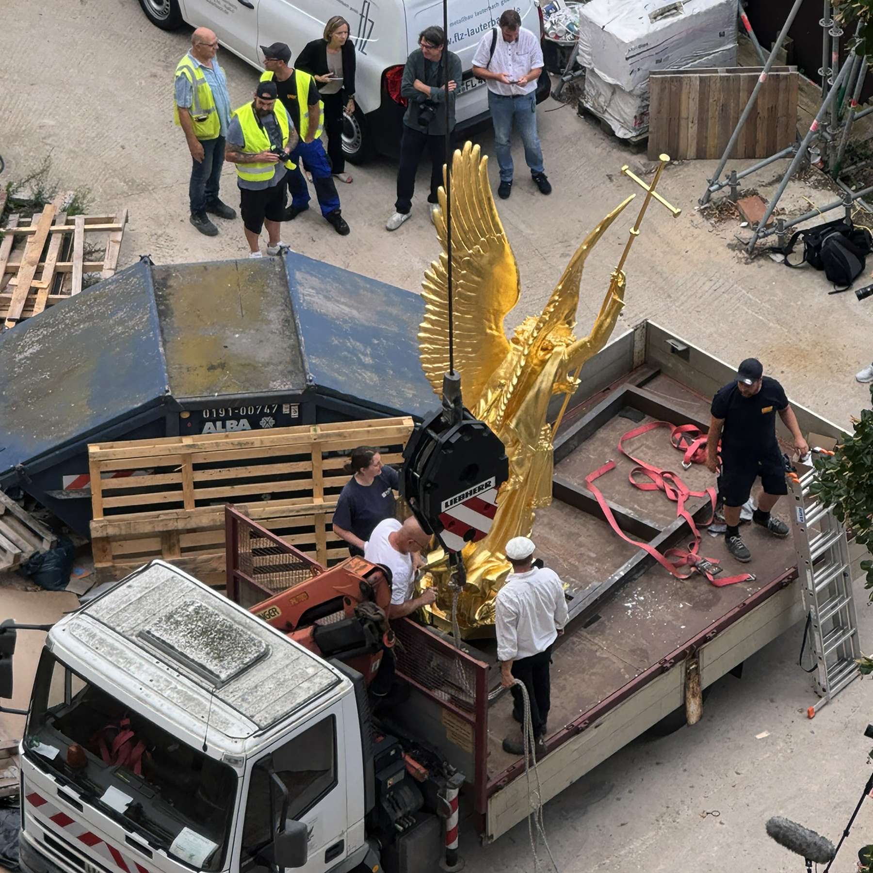 Der Engel steht bereit für seinen Flug auf die Prunkkuppel. © SBL Schwerin