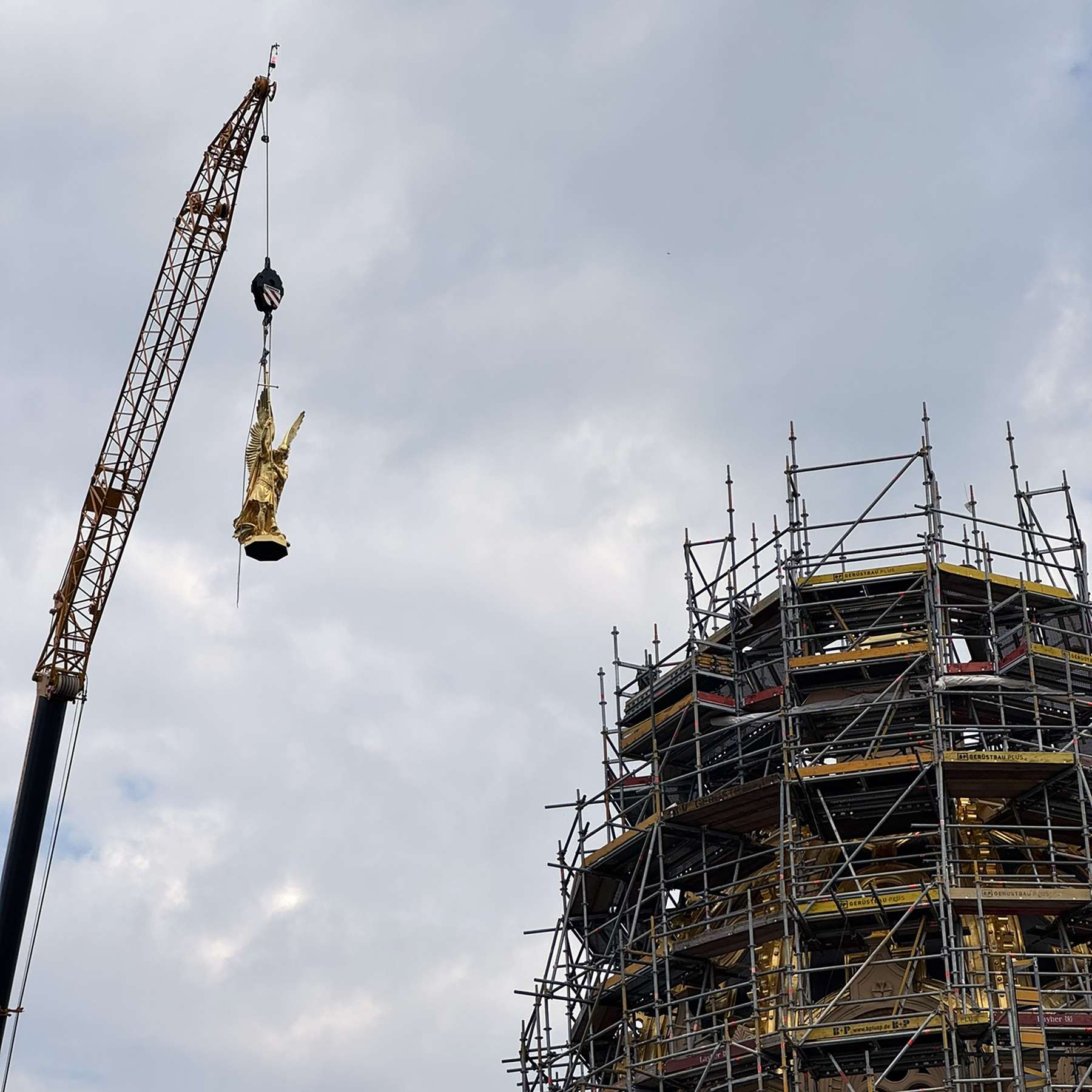 Der Erzengel schwebt vor der Prunkkuppel. © SBL Schwerin