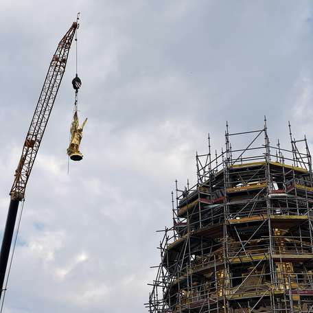 Der Erzengel schwebt vor der Prunkkuppel. © SBL Schwerin