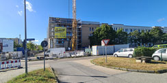 Blick auf den Erweiterungsneubau der Hochschulbibliothek mit dem anschließenden Lehrgebäude 4 © 2024 Staatliches Bau- und Liegenschaftsamt Neubrandenburg