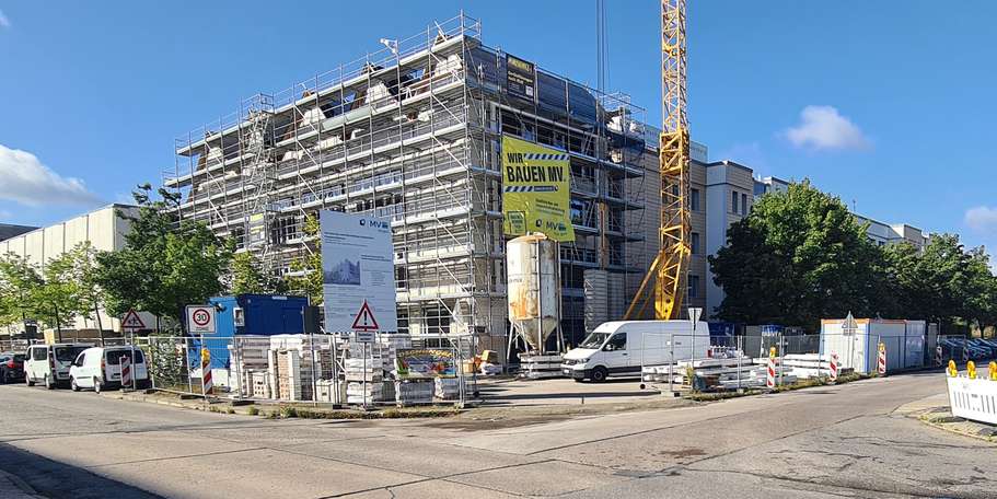 Blick auf die Baustelle des Erweiterungsneubaus der Bibliothek der Hochschule Neubrandenburg © 2024 Staatliches Bau- und Liegenschaftsamt Neubrandenburg