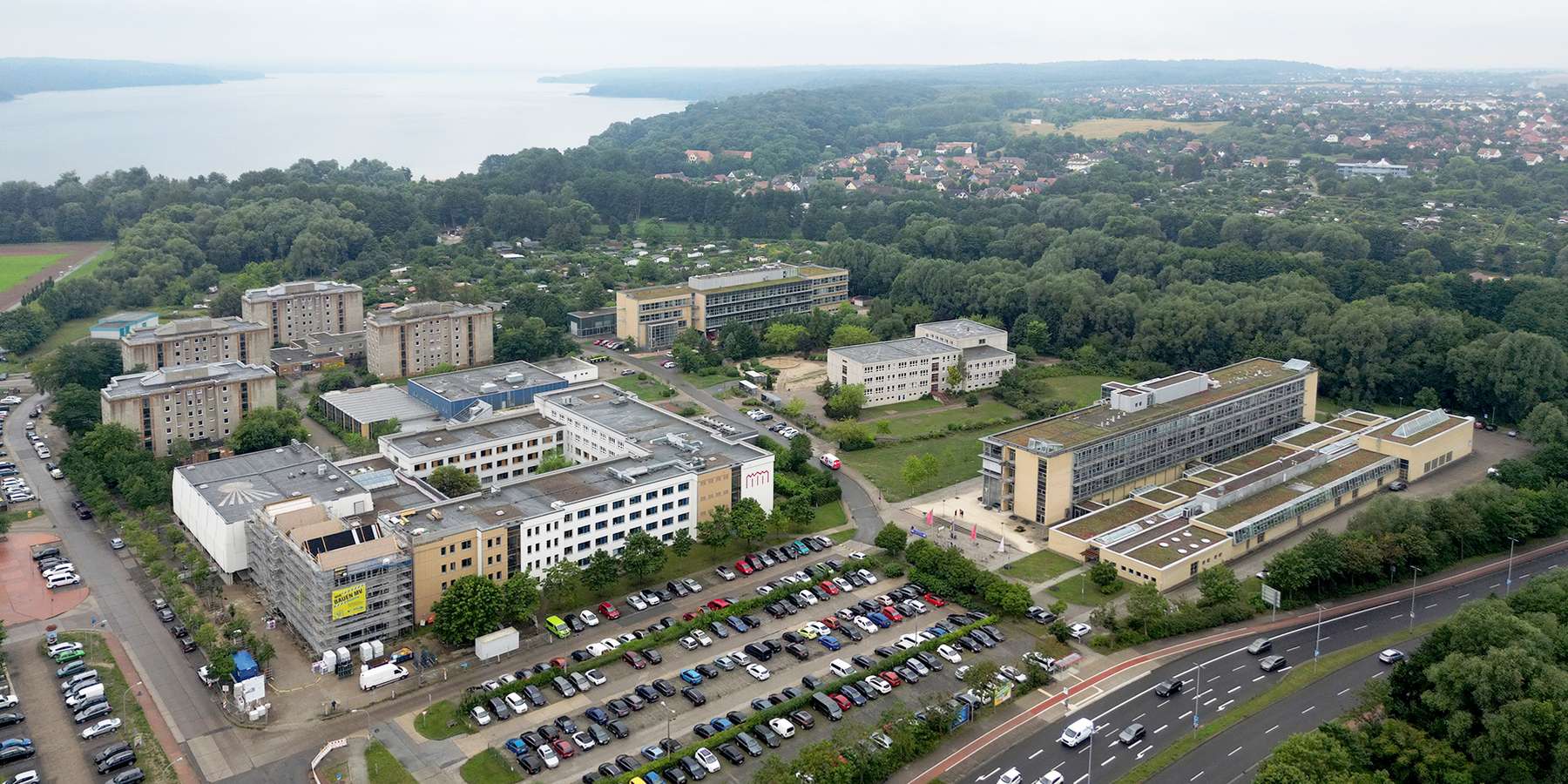Luftaufnahme von der Hochschule Neubrandenburg - links im Vordergrund Haus 1 mit dem Erweiterungsneubau der Hochschulbibliothek © 2024 Christian Hoffmann (sbl-mv / FM)