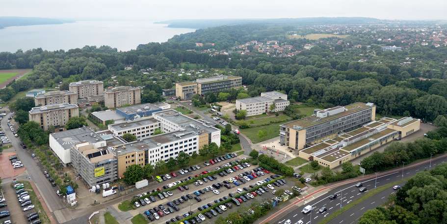 Luftaufnahme von der Hochschule Neubrandenburg - links im Vordergrund Haus 1 mit dem Erweiterungsneubau der Hochschulbibliothek © 2024 Christian Hoffmann (sbl-mv / FM)