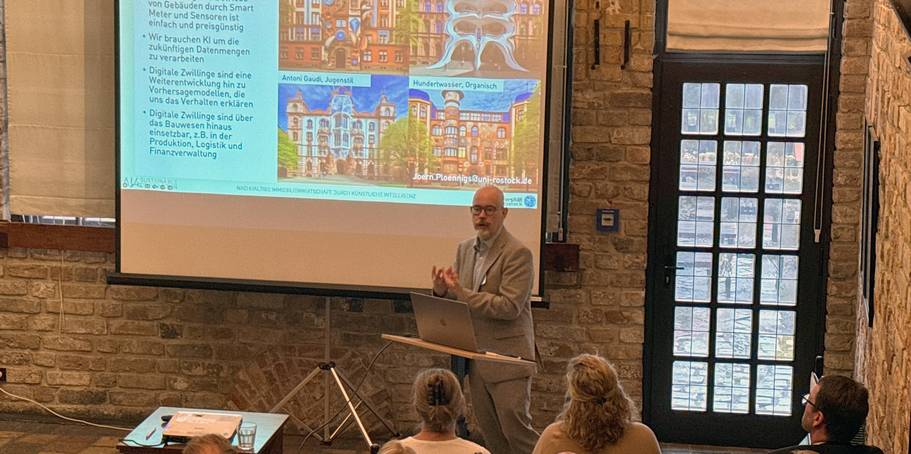 Prof. Dr. Jörn Plönnings von der Universität Rostock über die Nutzung von KI in der Bewirtschaftung eines Gebäudebestandes. © 2024 Christian Hoffmann (sbl-mv / Finanzministerium MV)