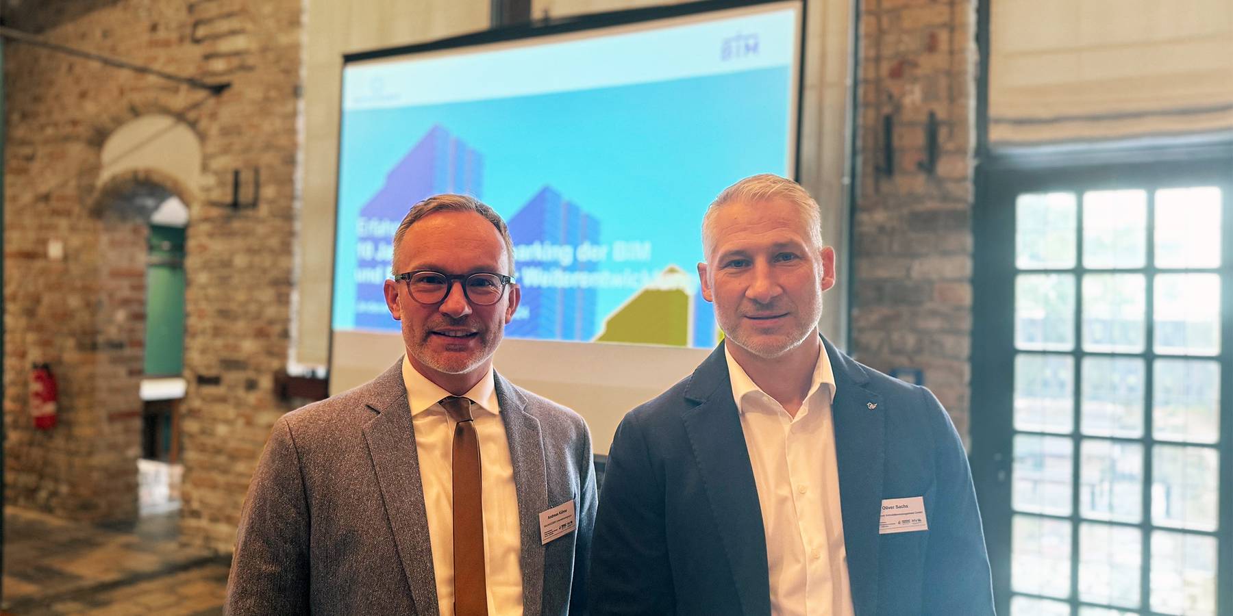 Oliver Sachs vom Berliner Immobilienmanagement und Andreas Kühne von der BAUAKADEMIE u. a. zum FM-Benchmarking © 2024 Christian Hoffmann (sbl-mv / Finanzministerium MV)