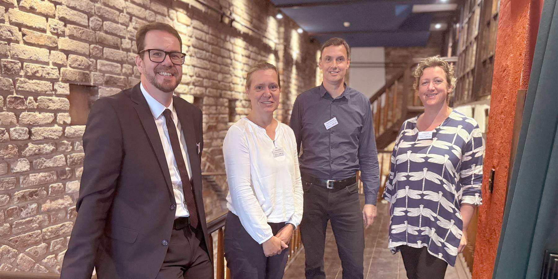 Team Facility Management der SBL-MV im Finanzministerium (von links) und Gastgeber des Länderarbeitskreises: Dr. Steffen Wandschneider-Kastell, Susanne Mählck, Danilo Webersinke und Kathleen Kobel. © 2024 Christian Hoffmann (sbl-mv / Finanzministerium MV)