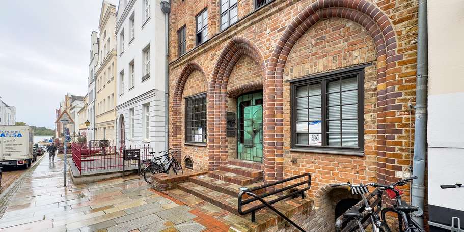 Vor mehr 500 Jahren gebaut und bis heute bewirtschaftet - das Hausbaumhaus in Rostock und heute Veranstaltungsort. © 2024 Christian Hoffmann (sbl-mv / Finanzministerium MV)