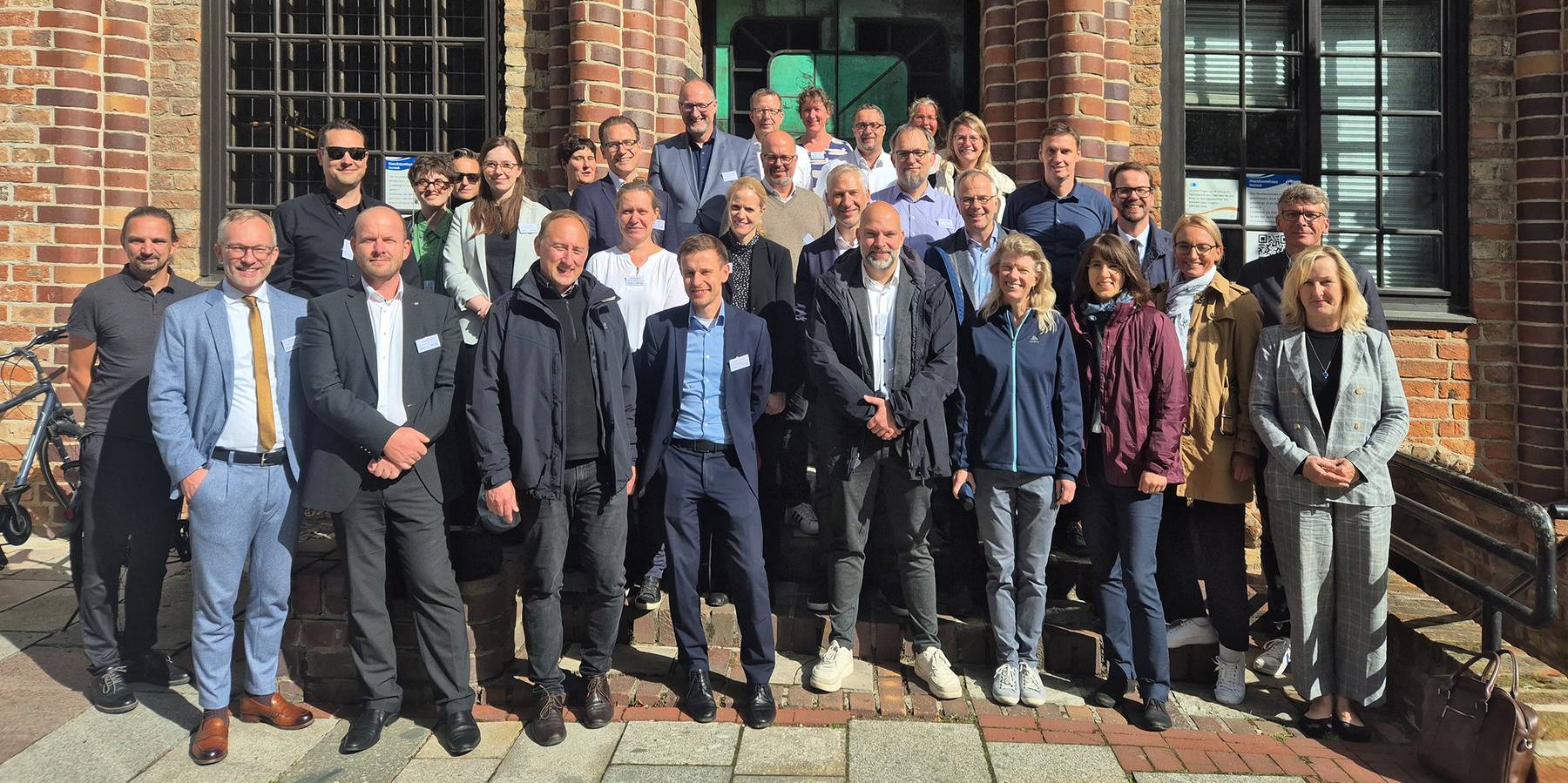 Teilnehmende des Länderarbeitskreises am 11. und 12. September 2024 in Rostock - hier vor dem Hausbaumhaus in der Nördlichen Altstadt. © 2024 sbl-mv / Finanzministerium MV