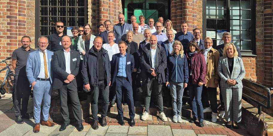 Teilnehmende des Länderarbeitskreises am 11. und 12. September 2024 in Rostock - hier vor dem Hausbaumhaus in der Nördlichen Altstadt. © 2024 sbl-mv / Finanzministerium MV