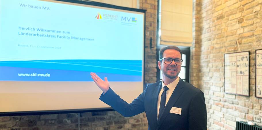 Dr. Steffen Wandschneider-Kastell von der sbl-mv informiert über das Treffen des Länderarbeitskreises in der Hanse- und Universitätsstadt Rostock. © 2024 Christian Hoffmann (sbl-mv / Finanzministerium MV)