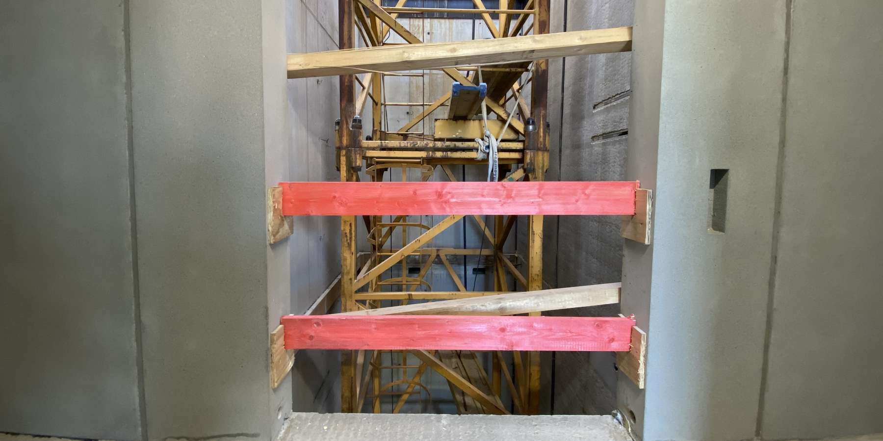 Absturzsicherung für den Aufzugsschacht der Erweiterung © 2024 Monika Mück (Finanzministerium MV)