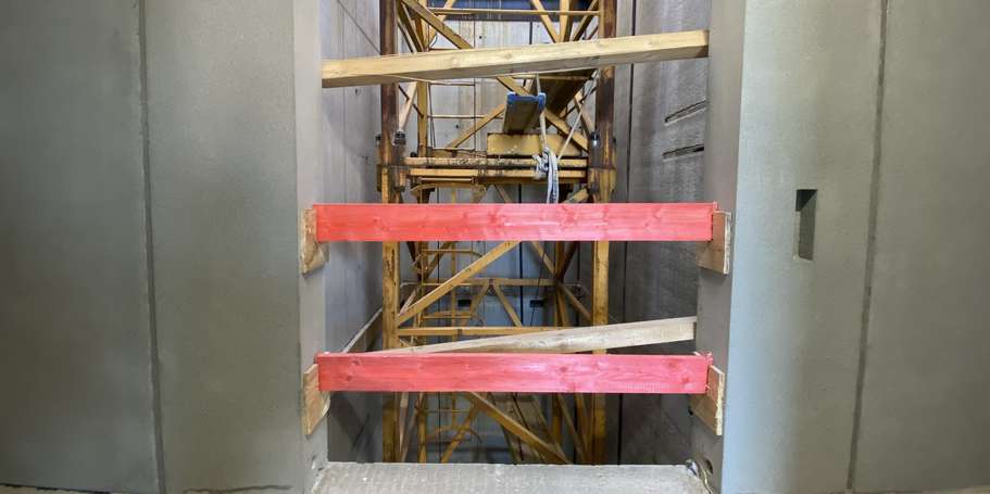 Absturzsicherung für den Aufzugsschacht der Erweiterung © 2024 Monika Mück (Finanzministerium MV)