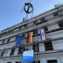 Richtspruch auf dem Gerüst v.l. Projektleiterin Frau Wehrle, Polier, Leiterin des SBL Rostock Carmen-Alina Botezatu © 2024 Monika Mück (Finanzministerium MV)