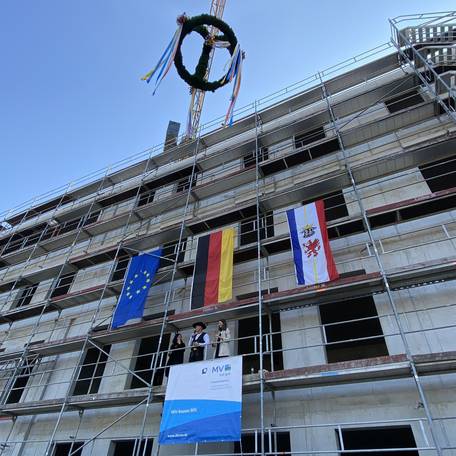 Richtspruch auf dem Gerüst v.l. Projektleiterin Frau Wehrle, Polier, Leiterin des SBL Rostock Carmen-Alina Botezatu © 2024 Monika Mück (Finanzministerium MV)