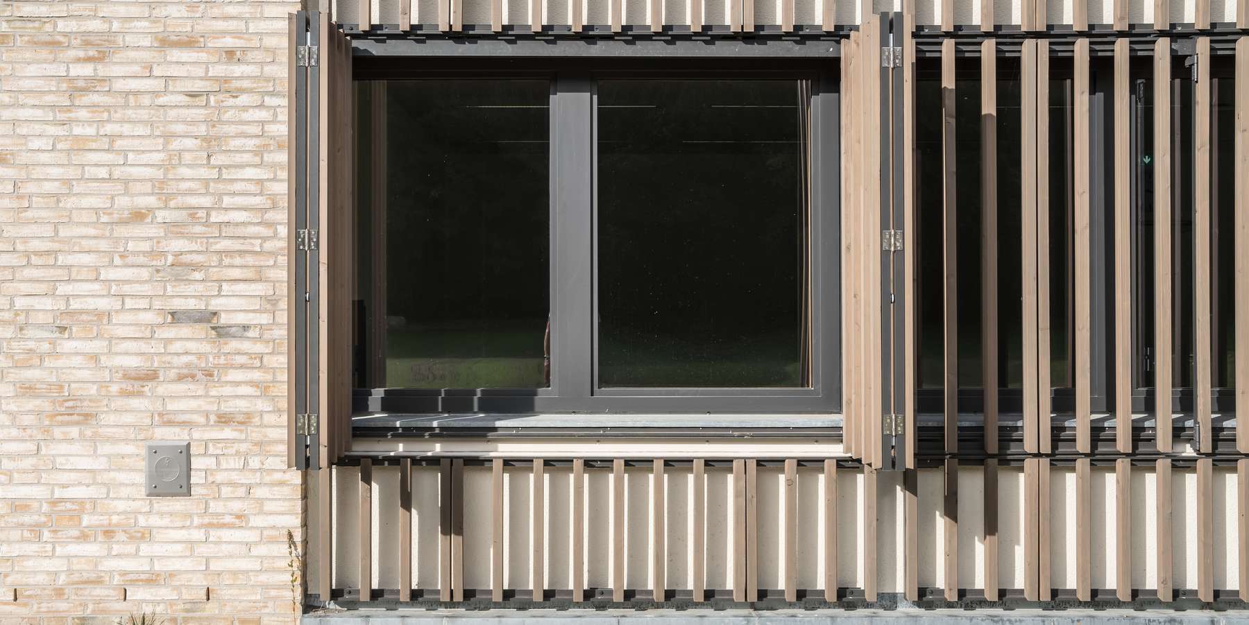 Detail Holzlamellenfassade mit Faltschieladen © 2023 Steffen Spitzner