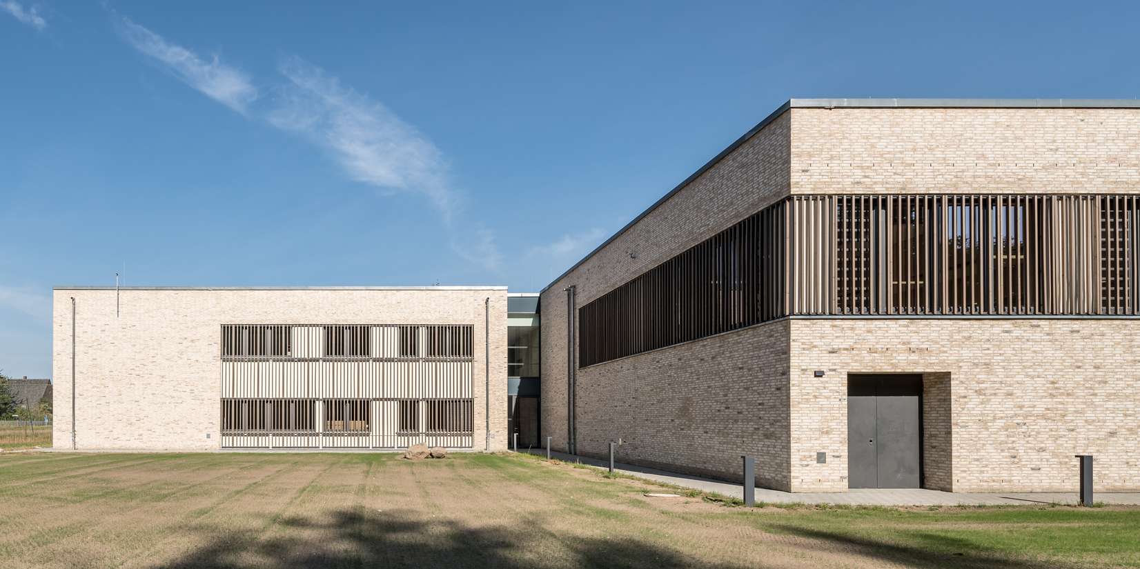 Südansicht Lehr- und Institutsflächen sowie Sporthalle © 2023 Steffen Spitzner