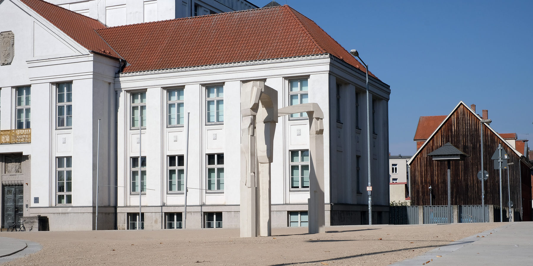 Ansicht der Kunst im Hintergrund das Landeshauptarchiv © 2024 SBL Schwerin