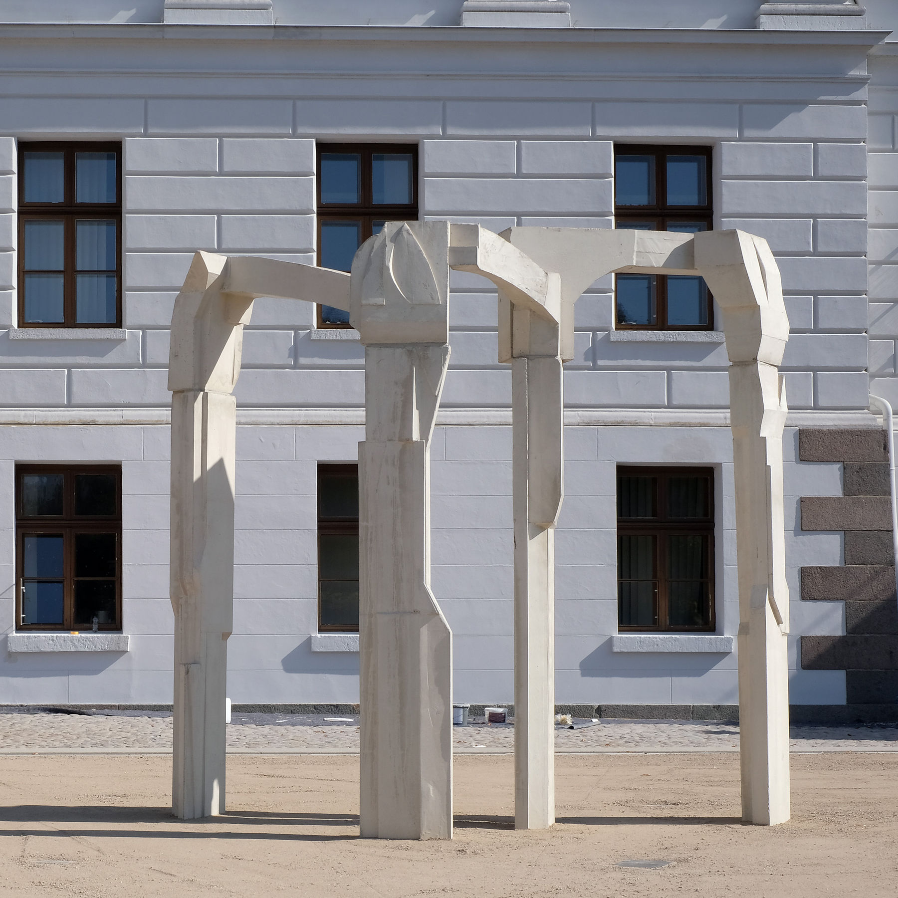 Ansicht der Kunst im Hintergrund die Staatskanzlei © 2024 SBL Schwerin