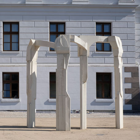 Ansicht der Kunst im Hintergrund die Staatskanzlei © 2024 SBL Schwerin