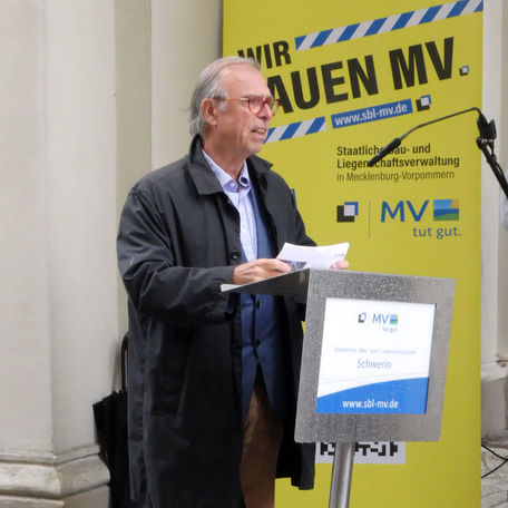 Kunstwissenschaftler Dr. Graulich würdigt die Kunst © 2024 SBL Schwerin