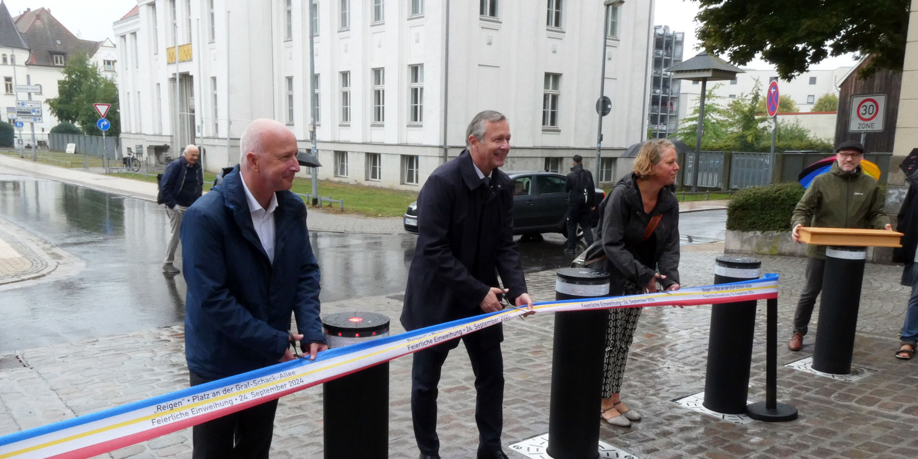 v.l.n.r. Amtsleiter Dr. Werner, Finanzminister Dr. Geue und Künstlerin Julia Hansen durchtrennen feierlich das Freigabeband © 2024 SBL Schwerin