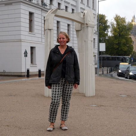 Künstlerin Julia Hansen vor ihrer Plastik   Reigen   © 2024 SBL Schwerin