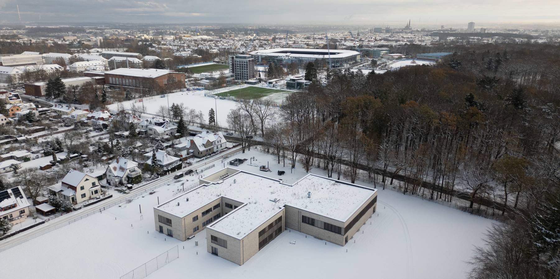 Sportlich! Im Vordergrund der Neubau, im Hintergrund das Ostseestadion sowie die Skyline der Hanse- und Universitätsstadt Rostock. © 2024 Christian Hoffmann (SBL-MV / Finanzministerium MV)