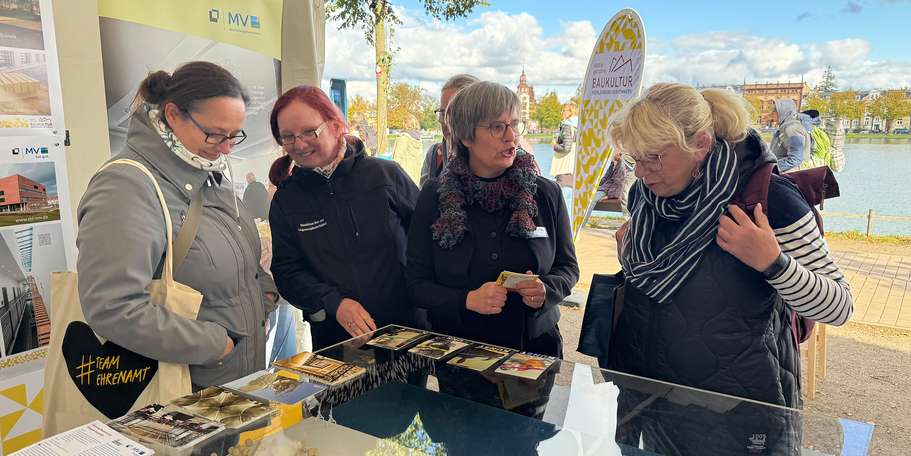 Fachgespräch am Modell des Archäologischen Landesmuseum, das ab 2026 in Rostock entstehen soll. © 2024 Christian Hoffmann (SBL-MV / Finanzministerium MV)