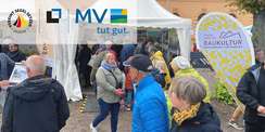 Großes Interesse an Baukultur: Pavillon der Initiative Baukultur Mecklenburg-Vorpommern e. V. © 2024 Stefan Wenzl (SBL-MV / Finanzministerium MV)