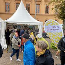 Großes Interesse an Baukultur: Pavillon der Initiative Baukultur Mecklenburg-Vorpommern e. V. © 2024 Stefan Wenzl (SBL-MV / Finanzministerium MV)