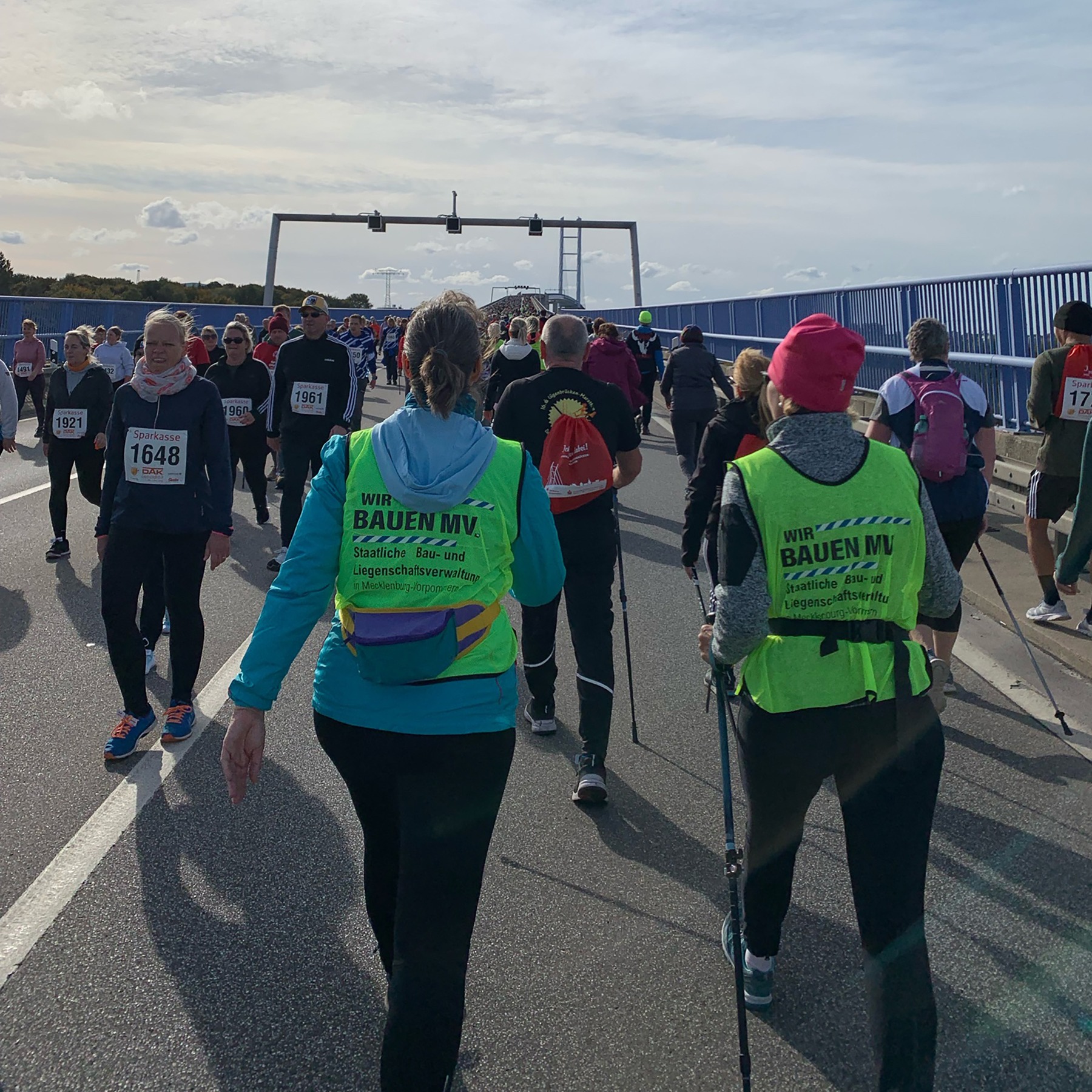 Die halbe Strecke ist geschafft - insgesamt waren 1315 Walkerinnen und Walker auf der 6 km-Distanz am Start © 2024 Staatliches Bau- und Liegenschaftsamt Greifswald