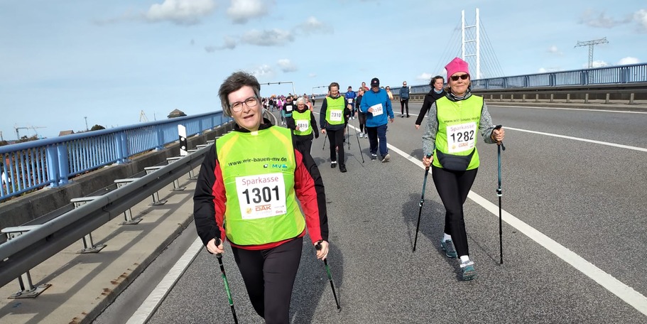 Die SBL-Walkerinnen - sportlich motiviert und mit guter Kondition  über die Rügenbrücke © 2024 Staatliches Bau- und Liegenschaftsamt Greifswald