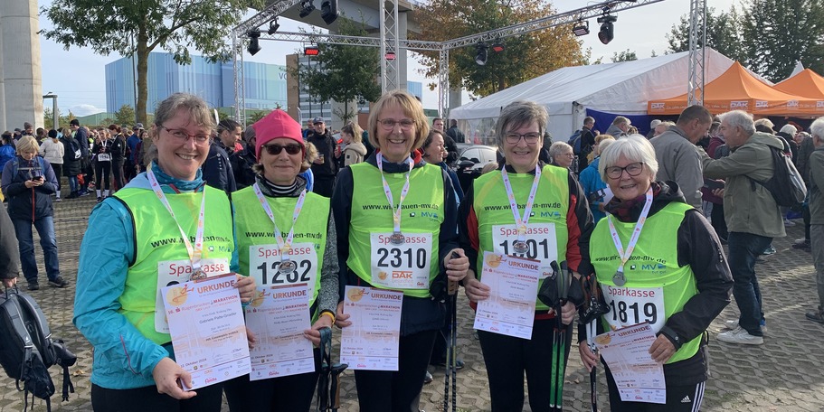 Strahlende Gesichter nach dem Zieleinlauf bei den Walkerinnen, v.l.n.r.: Gabriele Palte-Gnadler, Heike Bauer-Plettenberg, Gunda Schwarz, Dorit Bendler, Sabine Koschinsky © 2024 Staatliches Bau- und Liegenschaftsamt Greifswald