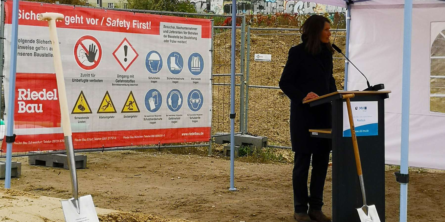 Die Leiterin des SBL Rostock Carmen Botezatu begrüßt die Anwesenden. © 2024 Ilana Zorbas SBL Rostock