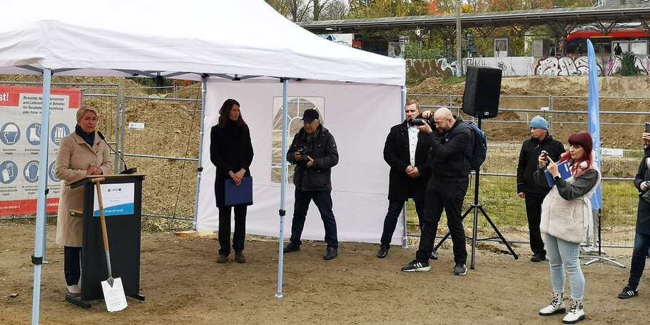 Grußwort der Ministerpräsidentin Manuela Schwesig. © 2024 Ilana Zorbas SBL Rostock