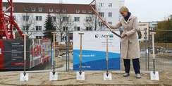 Ministerpräsidentin Manuela Schwesig kurz vor dem Spatenstich. © 2024 Ilana Zorbas SBL Rostock