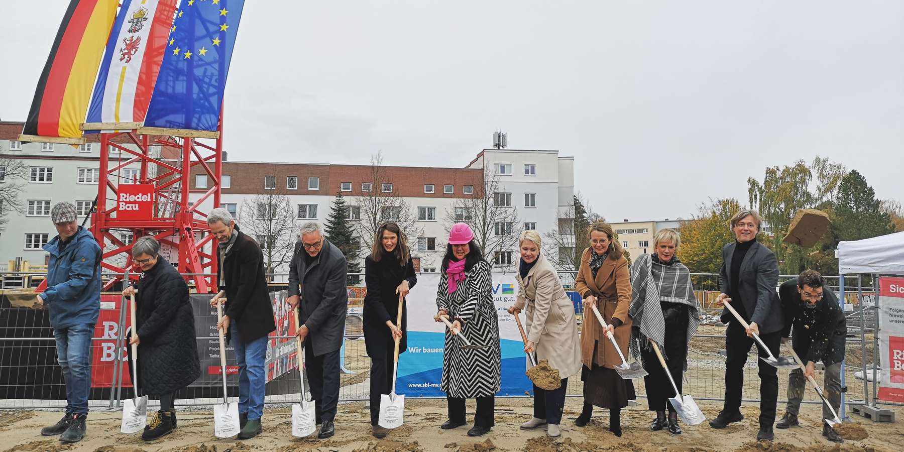 Erster Spatenstich (von links): Andreas Boye (SBL), Ulrike Pannier (SBL), Prof. Dr. Hans-Jörg Karlsen (Dekan der PHF), Stefan Wenzl (Abteilungsleiter Finanzministerium M-V), Carmen Botezatu (Amtsleiterin SBL Rostock), Prof. Elizabeth Prommer (Rektorin der © 2024 Ilana Zorbas, SBL Rostock