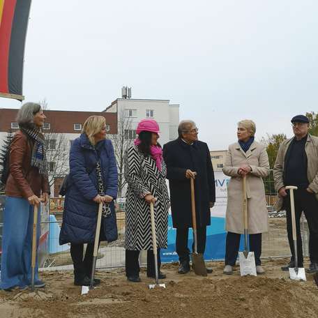 Übergabe des Staffelstabs durch die Ehemaligen und Wegbereiter des Bauvorhabens: vlnr. Renate Bähker (ehem. Stellv. Bibliotheksdirektorin), Antje Theise (Bibliotheksdirektorin),  Prof. Elizabeth Prommer (Rektorin der Universität Rostock), Prof. Wolfgang S © 2024 Ilana Zorbas SBL Rostock