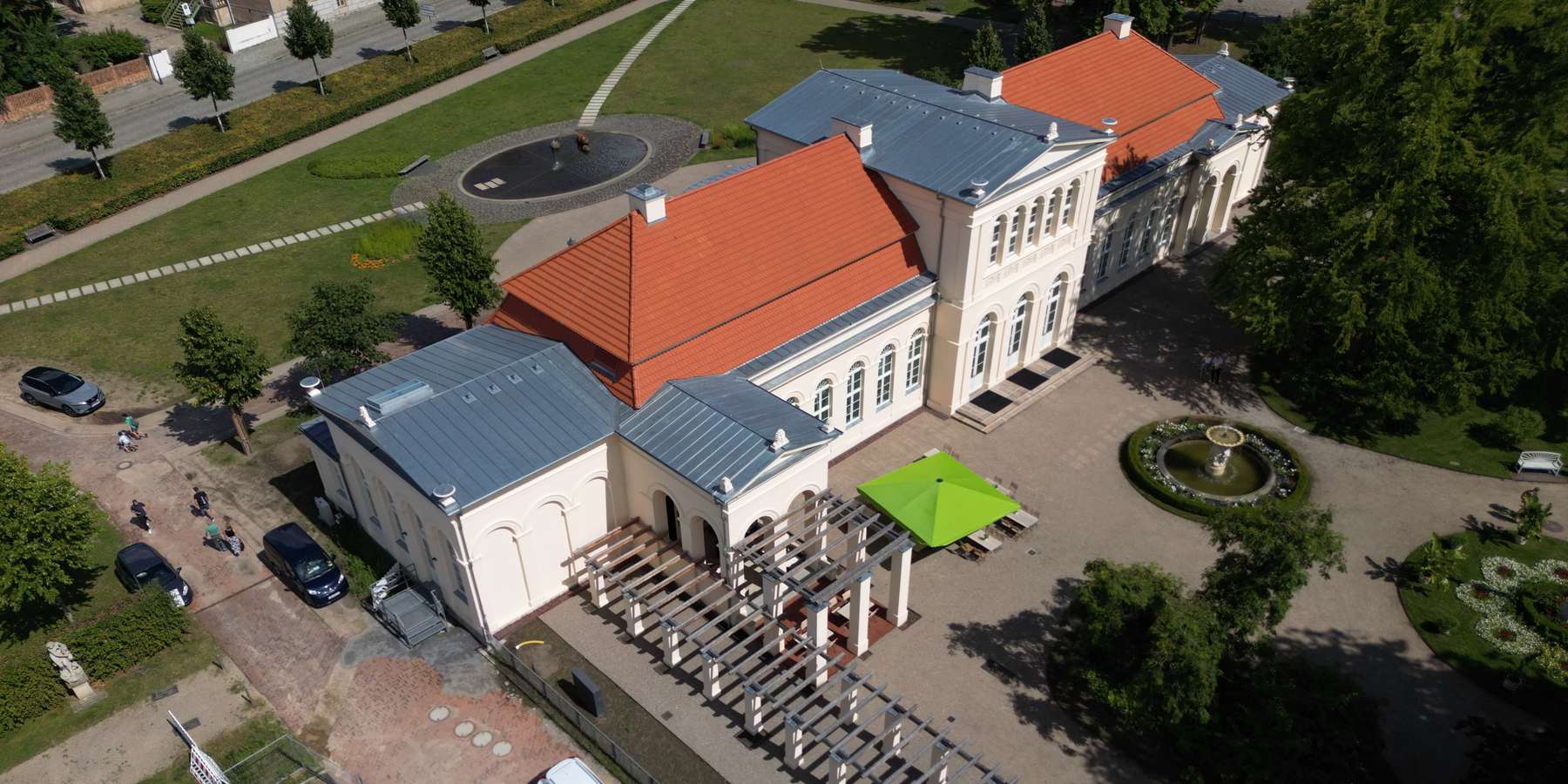 Westansicht mit Blick auf den Garten und der wiederhergestellten ehemaligen massiven Pergola © 2024 Christian Hoffmann (sbl-mv / FM)