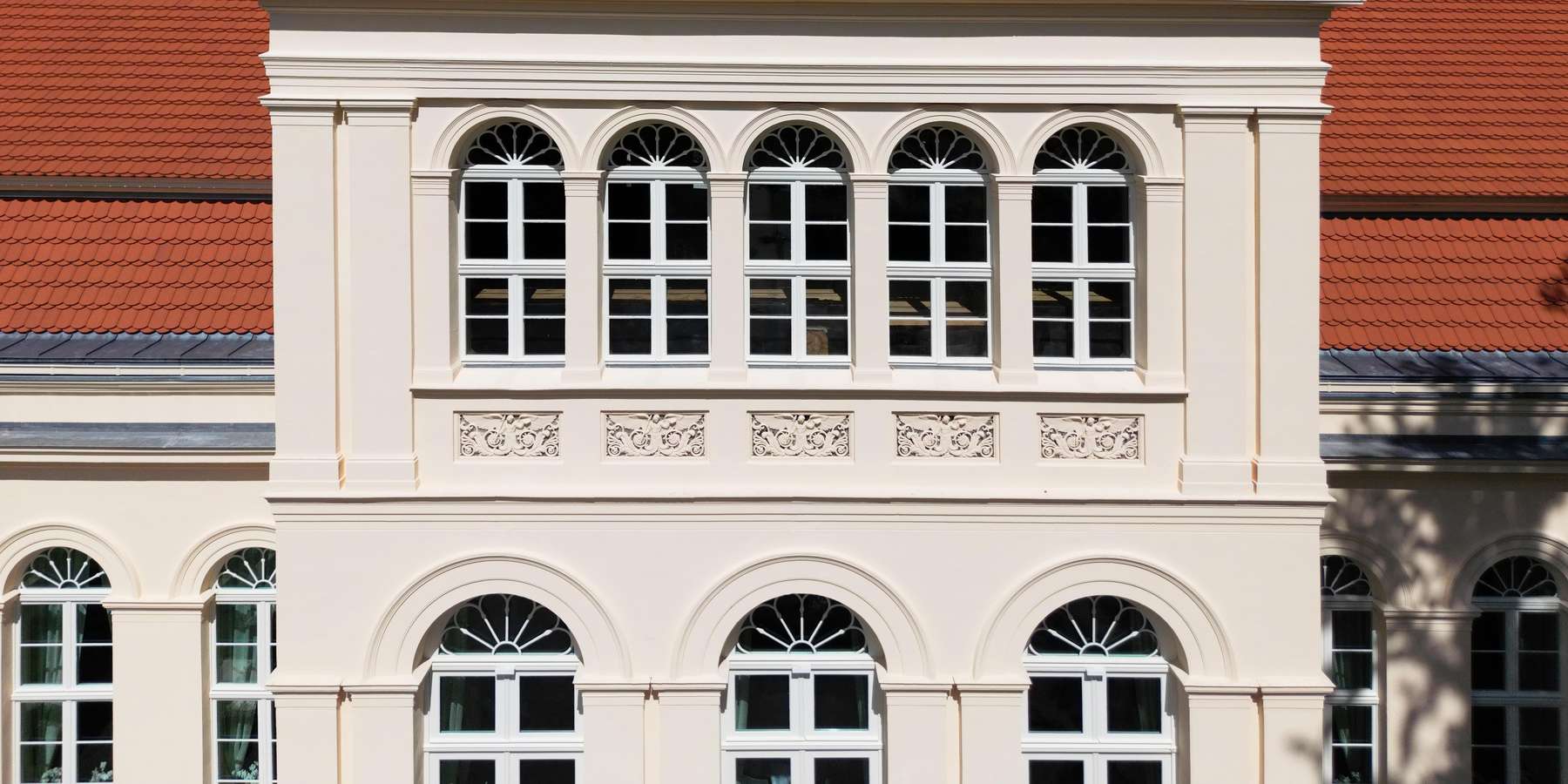 Blick auf die Westfassade mit den gusseisernen Zierelementen © 2024 Christian Hoffmann (sbl-mv / FM)