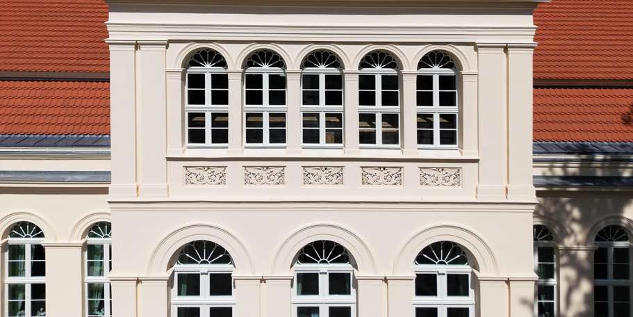 Blick auf die Westfassade mit den gusseisernen Zierelementen © 2024 Christian Hoffmann (sbl-mv / FM)