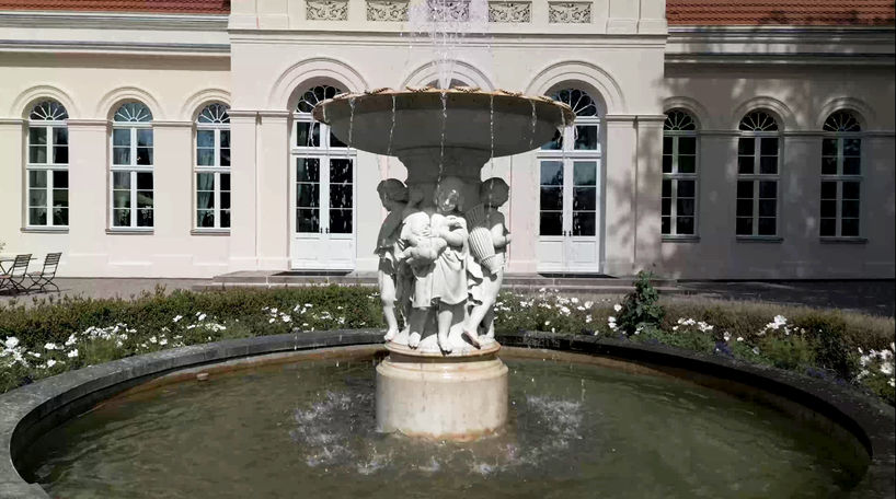 Blick auf die Westfassade mit dem Märchenbrunnen von Albert Wollf © 2024 Christian Hoffmann (sbl-mv / FM)