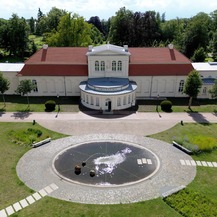 Ostansicht mit Haupteingang der wieder instandgesetzten Orangerie © 2024 Christian Hoffmann (sbl-mv / FM)