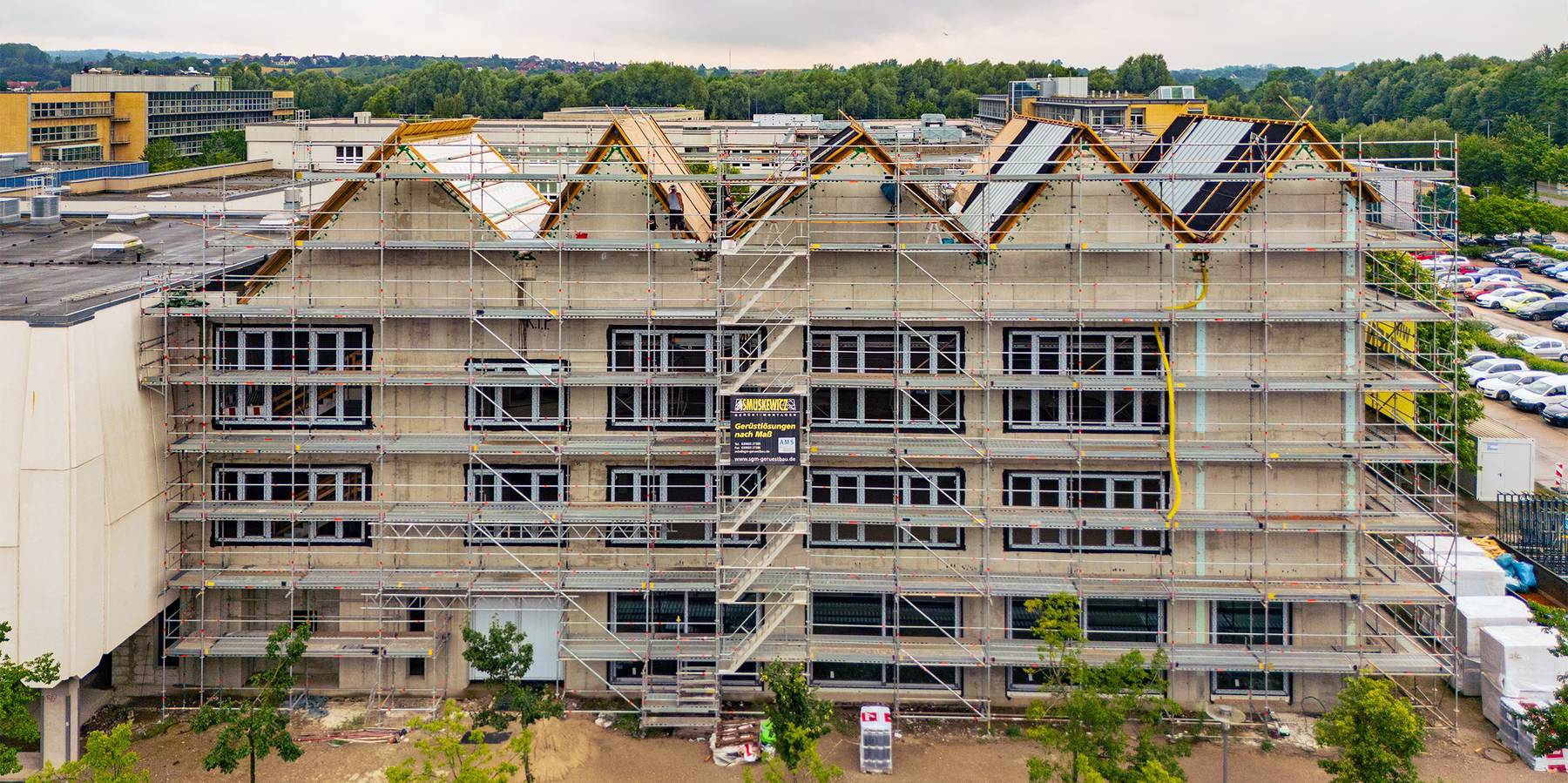 Blick auf das markante Dach des Erweiterungsbaus - seine Bauform leitet sich vom Logo der Hochschule ab. © 2024 Christian Hoffmann (SBL-MV / Finanzministerium MV)