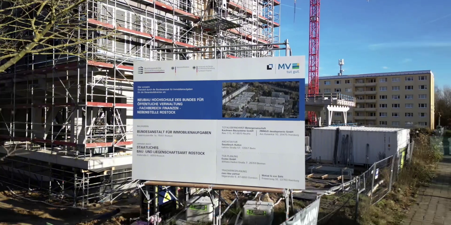 Baustellenschild auf dem Baufeld des derzeit größten Bauprojekts des SBL Rostock © 2024 Christian Hoffmann (SBL-MV / Finanzministerium MV)