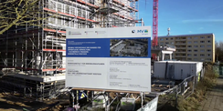 Baustellenschild auf dem Baufeld des derzeit größten Bauprojekts des SBL Rostock © 2024 Christian Hoffmann (SBL-MV / Finanzministerium MV)