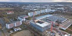 Blick auf die Baustelle im Dezember 2024, im Hintergrund das Behördenzentrum © 2024 Christian Hoffmann (SBL-MV / Finanzministerium MV)